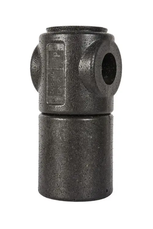Schwarzes, cylindrical Formteil mit einer seitlichen Öffnung. Teil der Wärmedämmung von IMI Hydronic Engineering für spezifische Anwendung in Heizungsanlagen.